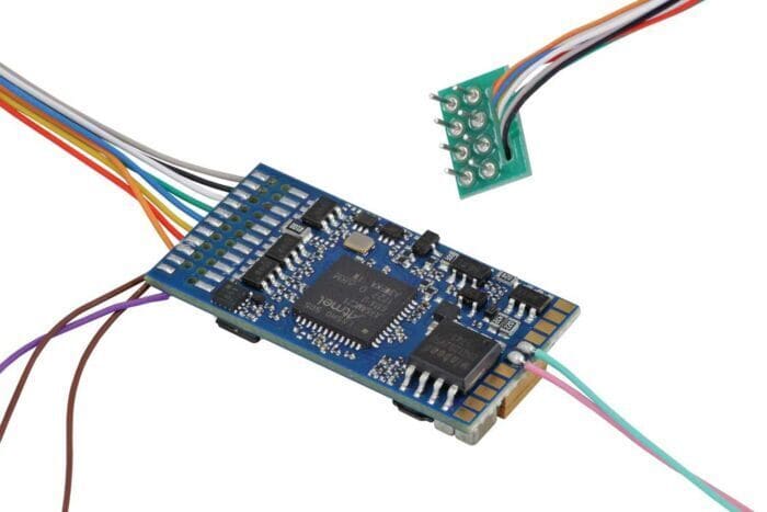 ESU 58410 LokSound V5 HO DCC/MM/SX/M4 Sound Decoder, NEM652 8-pin With Speaker image 1