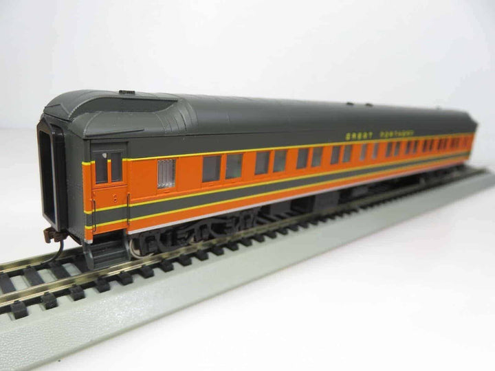 Walthers 932-10413 HO Great Northern Pullman Heavyweight 6-3 Passenger Car image 5