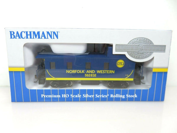 Bachmann #14003 HO Scale Offset Cupola Caboose, Norfolk and Western #562832
