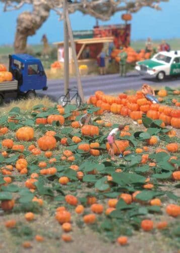 Walthers 949-1115 Pumpkin Patch Kit - 80 pumpkins assorted sizes &amp; eight vines image 0