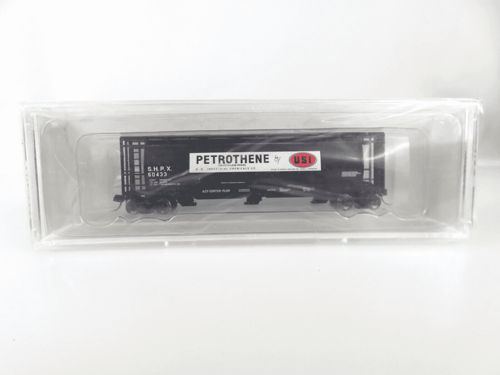 Bowser 38165 N Scale 3-Bay Cylindrical Covered Hopper U S Industrial Petrothene image 1